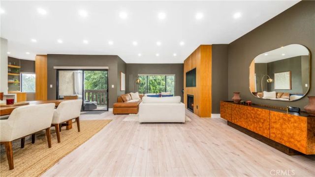 832 Palm Avenue 201, West Hollywood, CA 90069