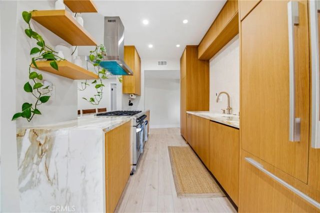 832 Palm Avenue 201, West Hollywood, CA 90069