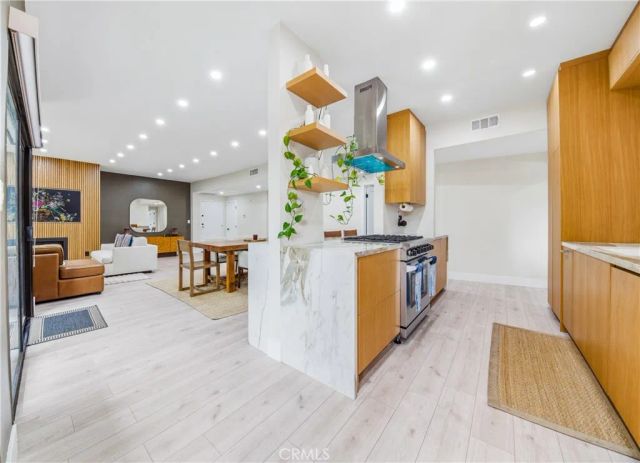 832 Palm Avenue 201, West Hollywood, CA 90069