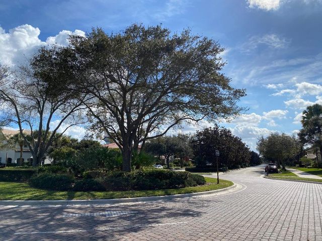 635 Castle Drive, Palm Beach Gardens, FL 33410