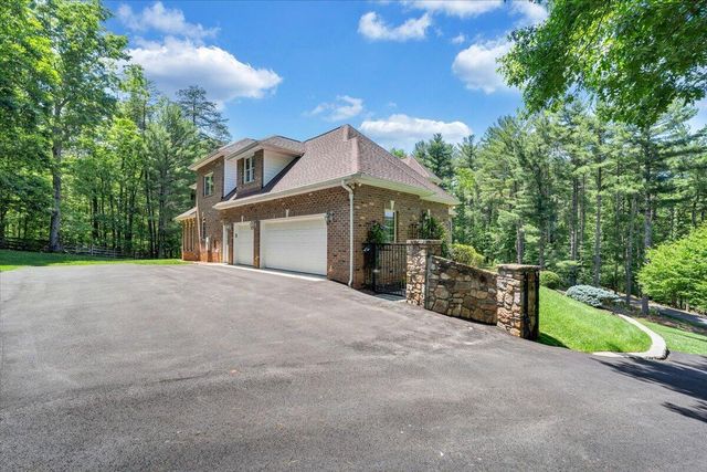 7275 Starlight LN, Boones Mill, VA 24065