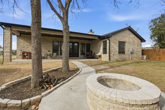 1905 S College ST, Georgetown, TX 78626