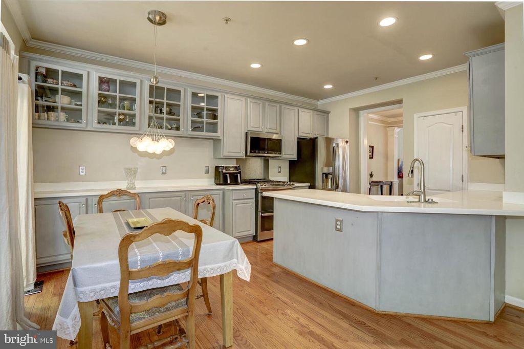 Image 10 of property listing at 11906 CASTLEGATE CT #45, Rockville, MD 20852