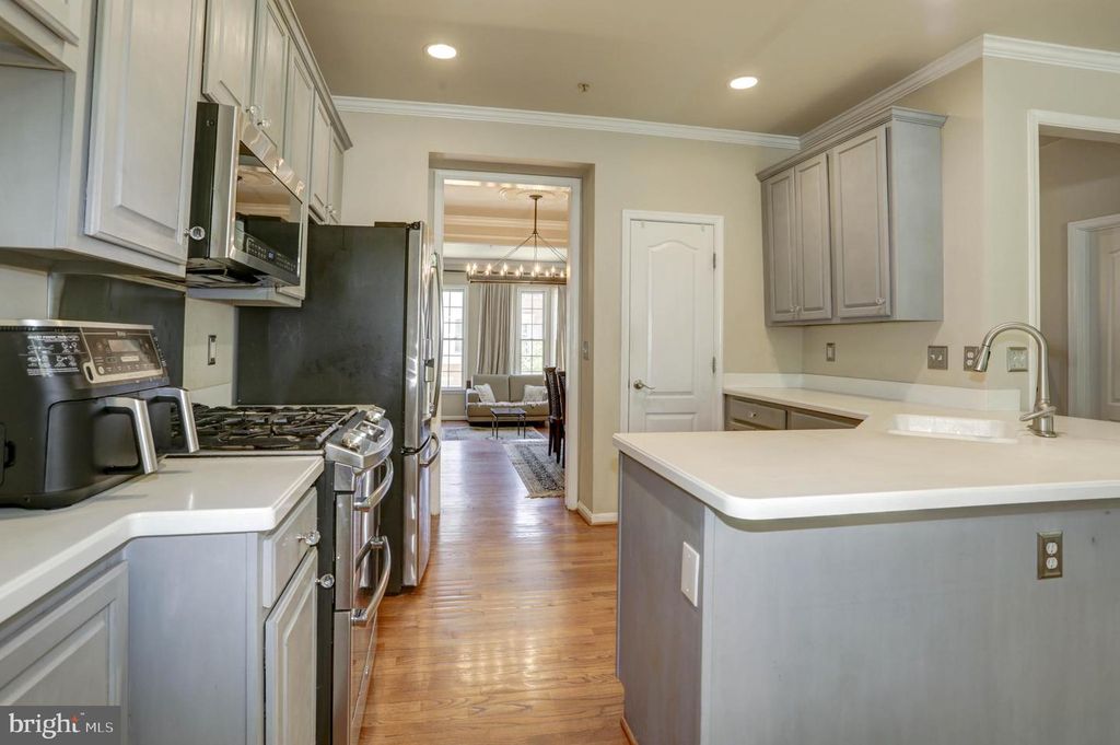 Image 12 of property listing at 11906 CASTLEGATE CT #45, Rockville, MD 20852