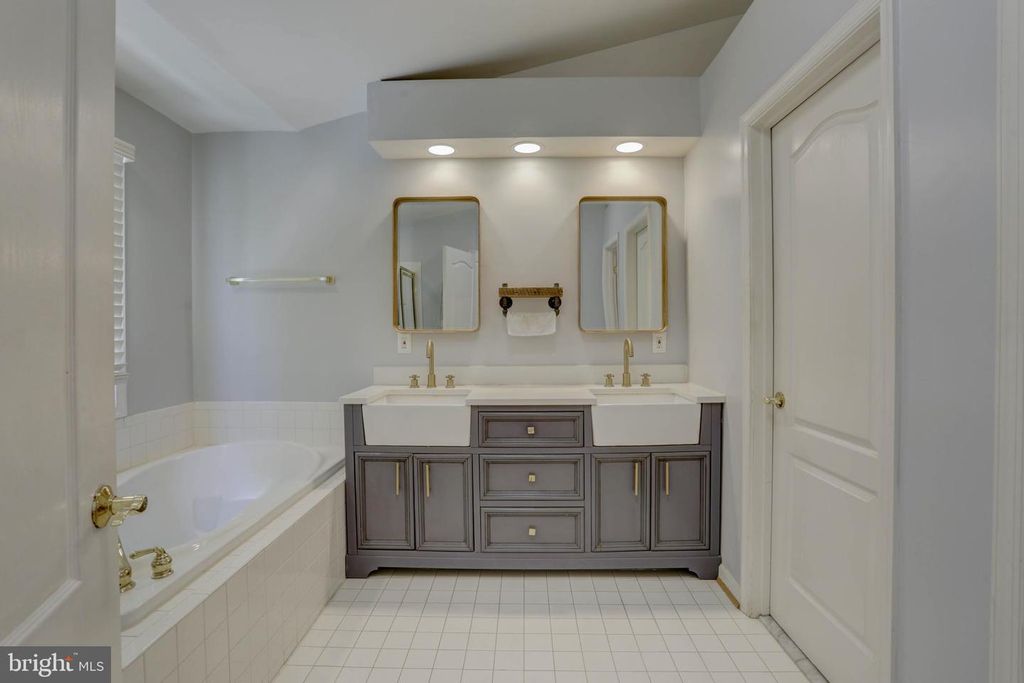 Image 26 of property listing at 11906 CASTLEGATE CT #45, Rockville, MD 20852