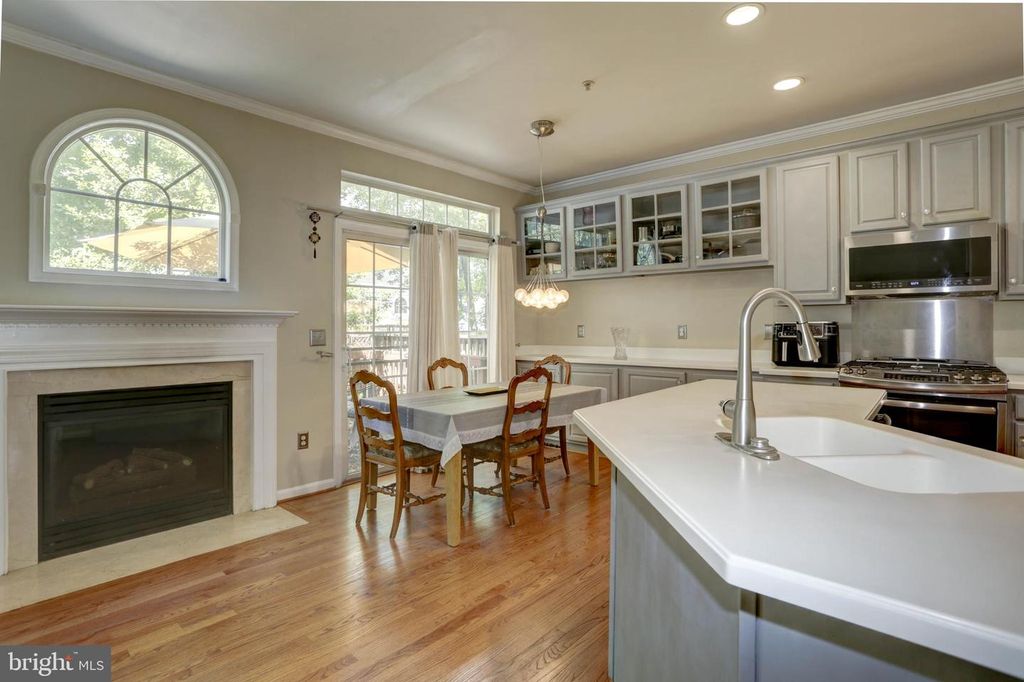 Image 9 of property listing at 11906 CASTLEGATE CT #45, Rockville, MD 20852