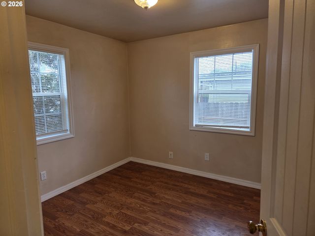 1306 S 3RD Ave, Kelso, WA 98626