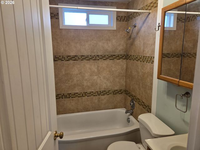 1306 S 3RD Ave, Kelso, WA 98626