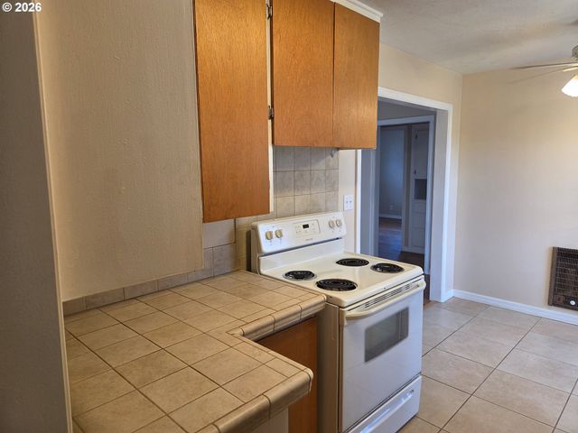 1306 S 3RD Ave, Kelso, WA 98626