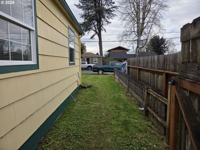 1306 S 3RD Ave, Kelso, WA 98626