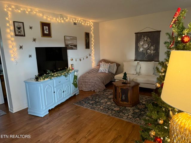 1926 Topside Rd, Louisville, TN 37777