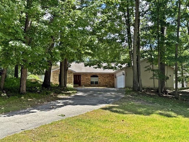 8980 Canyon Springs Court, Canadian Lakes, MI 49346