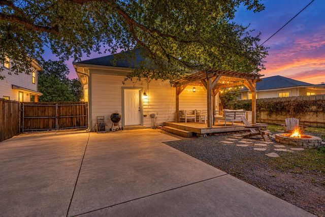 820 W Eigth Street, Dallas, TX 75208