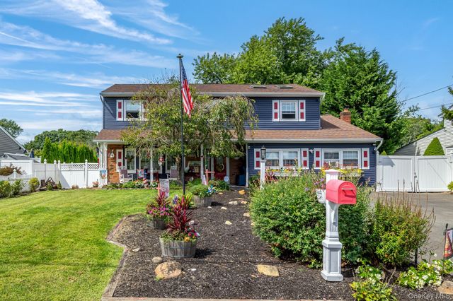 42 Ludlow Way, Oakdale, NY 11769