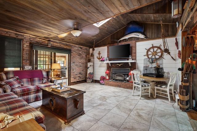 42 Ludlow Way, Oakdale, NY 11769