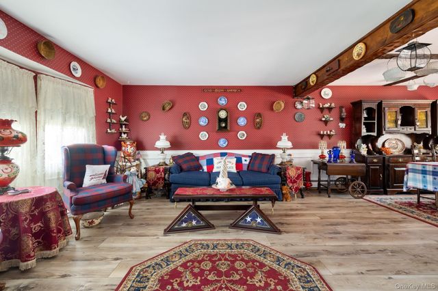 42 Ludlow Way, Oakdale, NY 11769