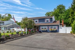 42 Ludlow Way, Oakdale, NY 11769