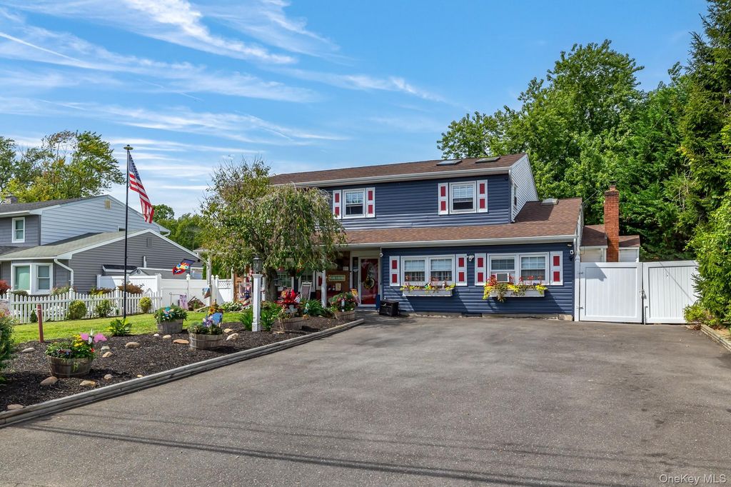 42 Ludlow Way, Oakdale, NY 11769