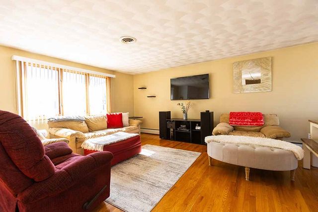 21 Chesterfield Avenue, Warwick, RI 02889