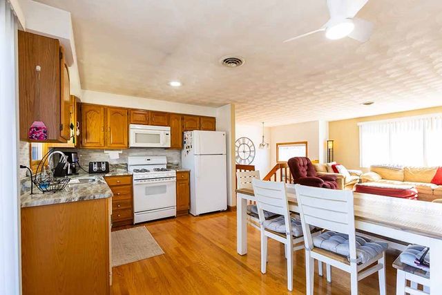 21 Chesterfield Avenue, Warwick, RI 02889