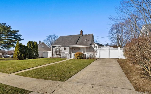 82 Barnyard Lane, Levittown, NY 11756