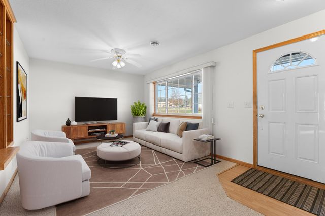 241 6th Street SW, Pine Island, MN 55963