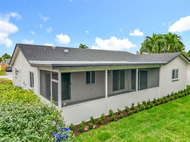 8926 SW 7th St, Boca Raton, FL 33433