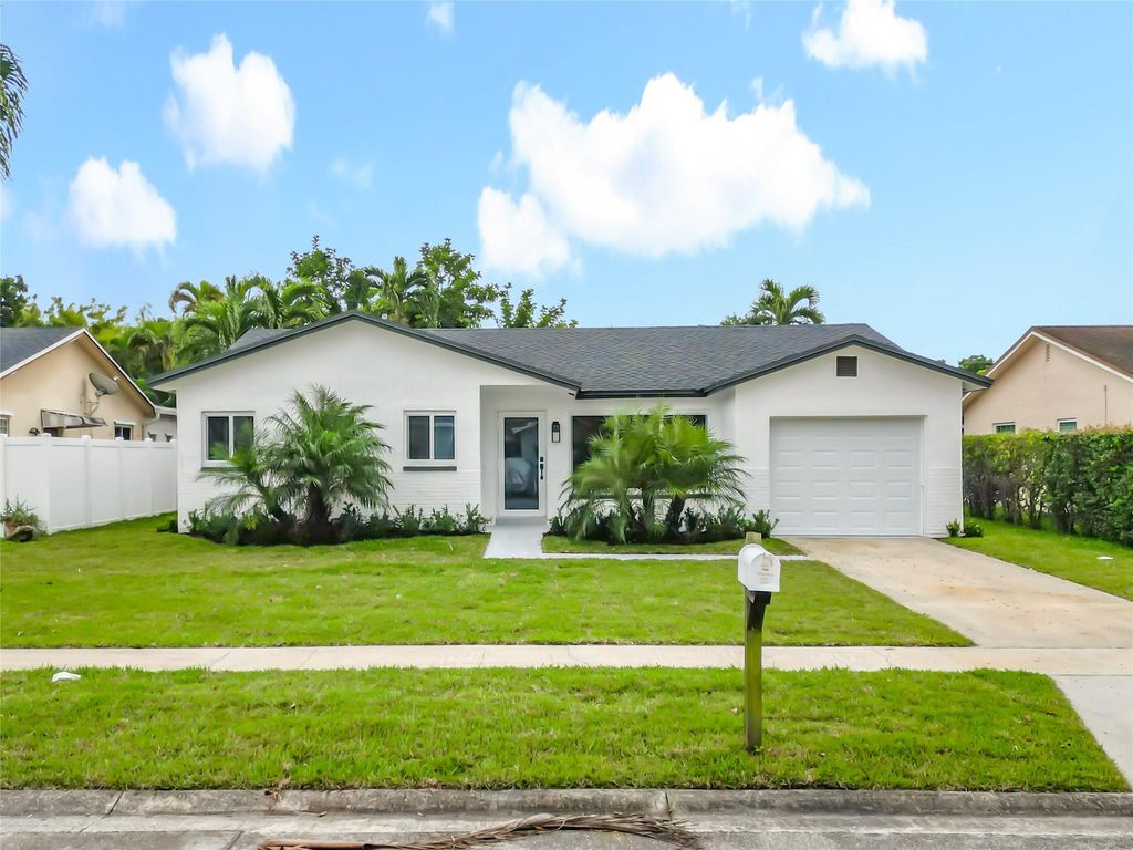 8926 SW 7th St, Boca Raton, FL 33433