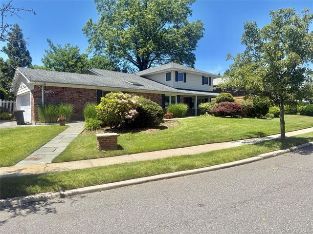 3 Clemson Lane, Woodbury, NY 11797