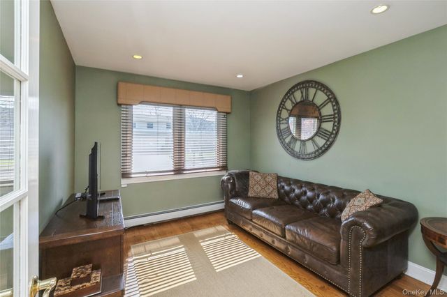 3 Clemson Lane, Woodbury, NY 11797