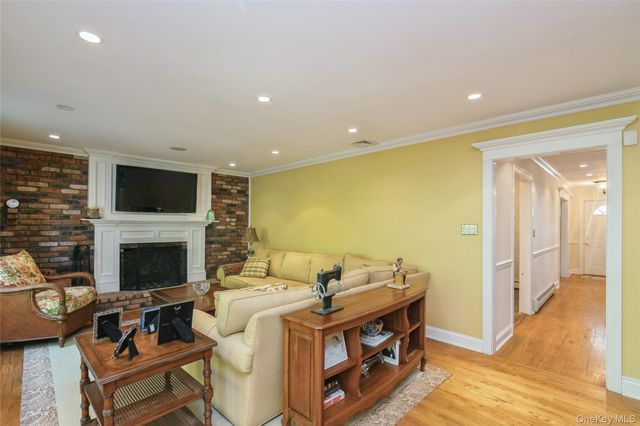 3 Clemson Lane, Woodbury, NY 11797