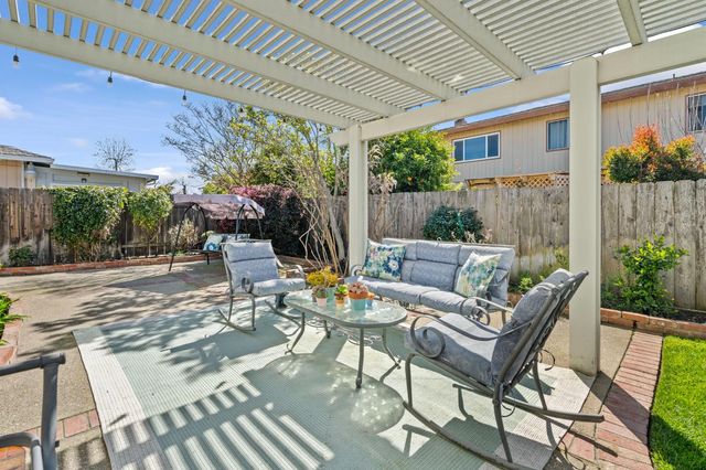 2820 Angel Dr, Stockton, CA 95209