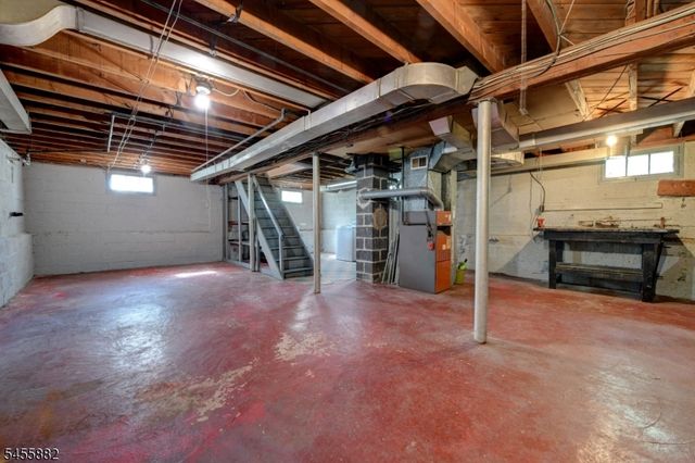 8 Tyler Ct, Clifton City, NJ 07012