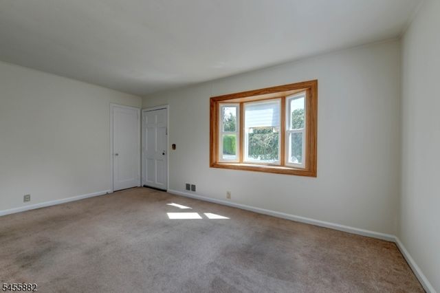 8 Tyler Ct, Clifton City, NJ 07012
