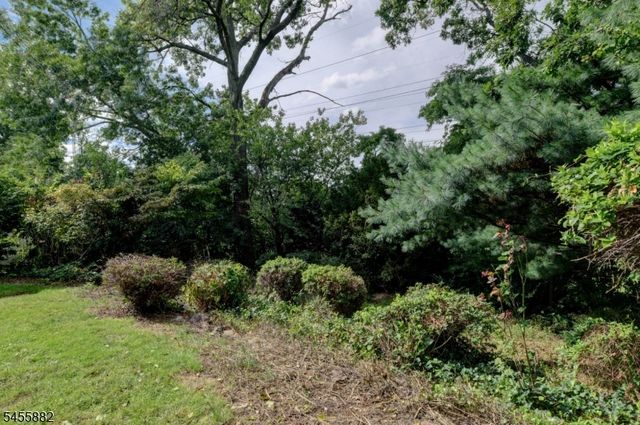 8 Tyler Ct, Clifton City, NJ 07012