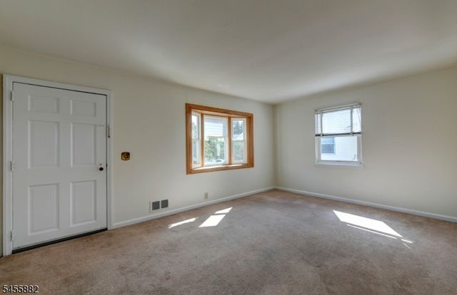 8 Tyler Ct, Clifton City, NJ 07012