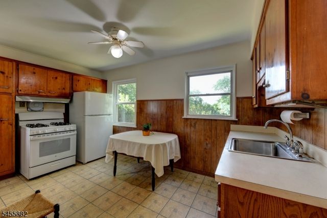 8 Tyler Ct, Clifton City, NJ 07012