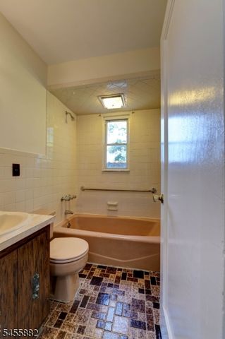 8 Tyler Ct, Clifton City, NJ 07012