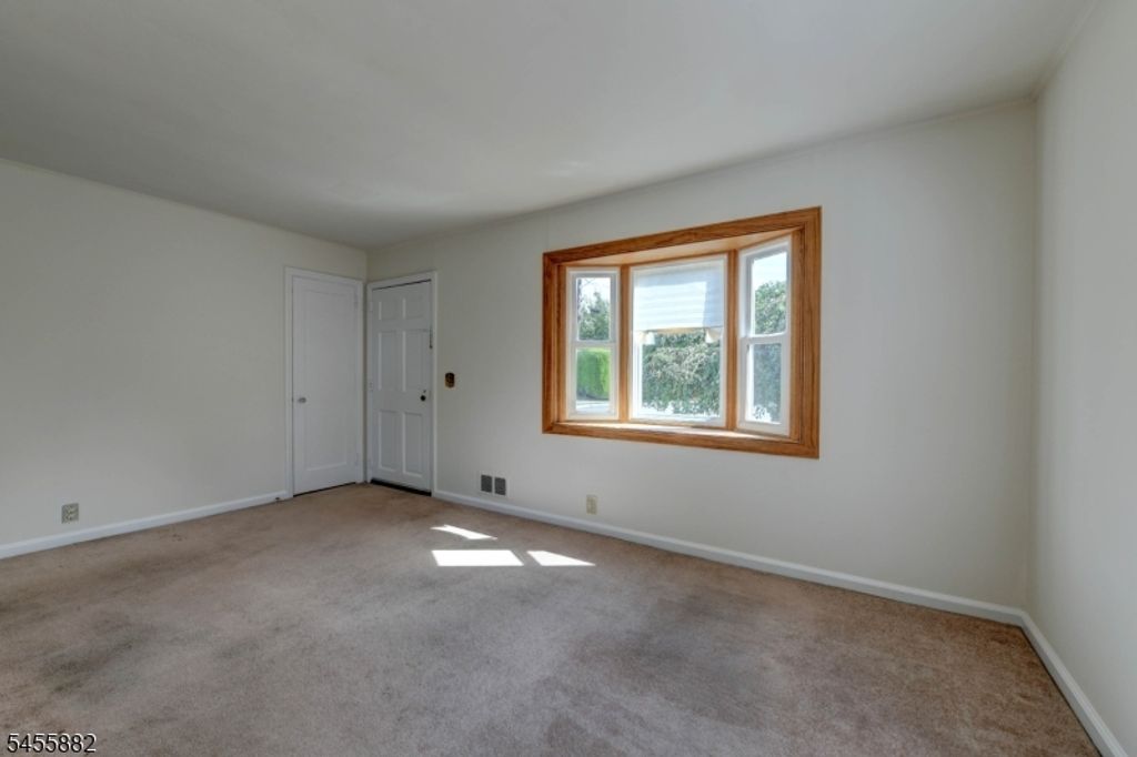 8 Tyler Ct, Clifton City, NJ 07012 — photo 3
