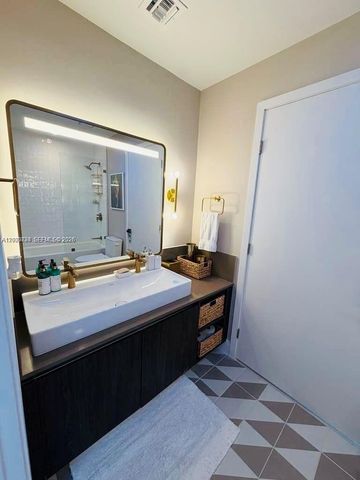159 NE 6th St PH5014, Miami, FL 33132