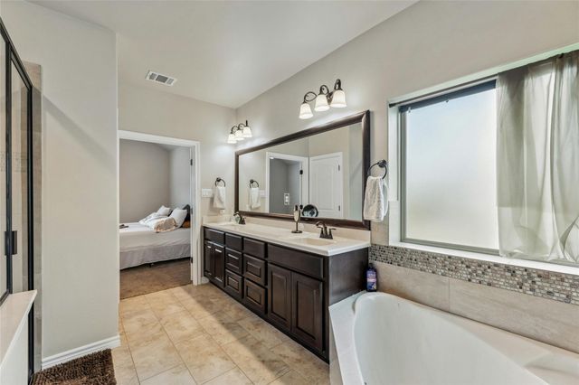 500 Seabiscuit DR, Jarrell, TX 76537