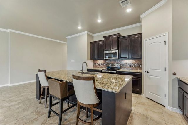 500 Seabiscuit DR, Jarrell, TX 76537