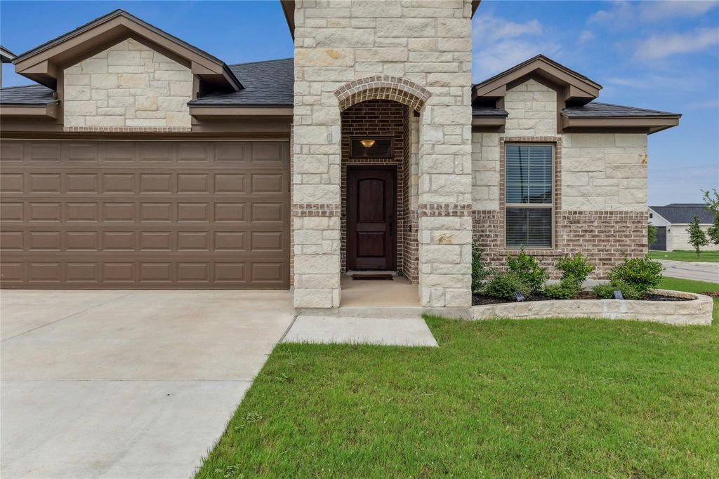 500 Seabiscuit DR, Jarrell, TX 76537