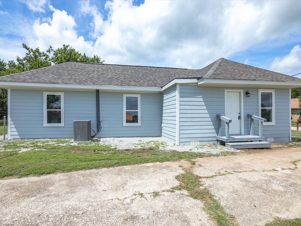 207 N Mill Street, Bowie, TX 76230