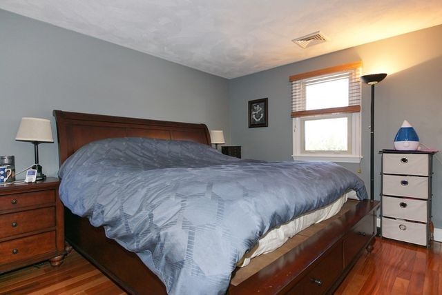 39 Locust St, Burlington, MA 01803