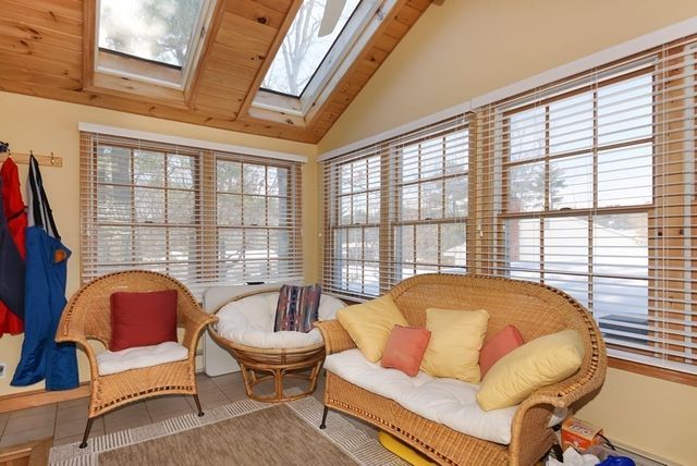 39 Locust St, Burlington, MA 01803