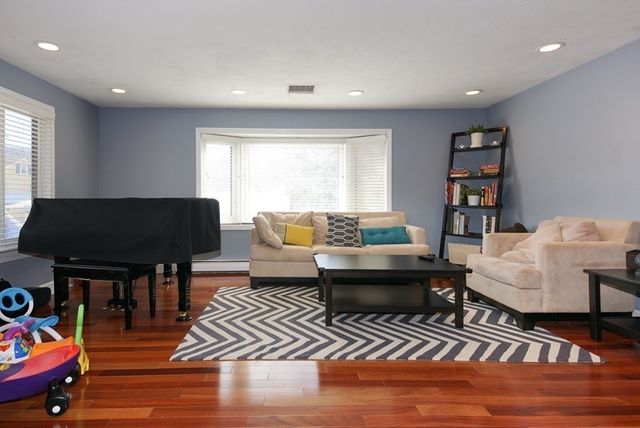 39 Locust St, Burlington, MA 01803