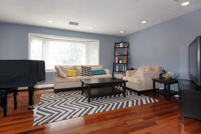 39 Locust St, Burlington, MA 01803