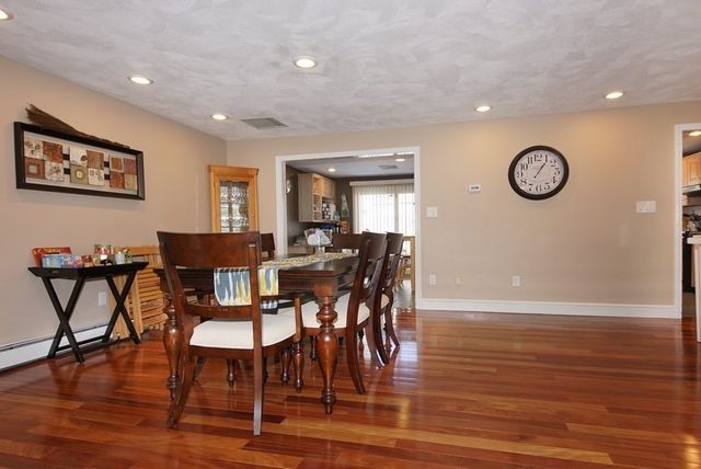 39 Locust St, Burlington, MA 01803