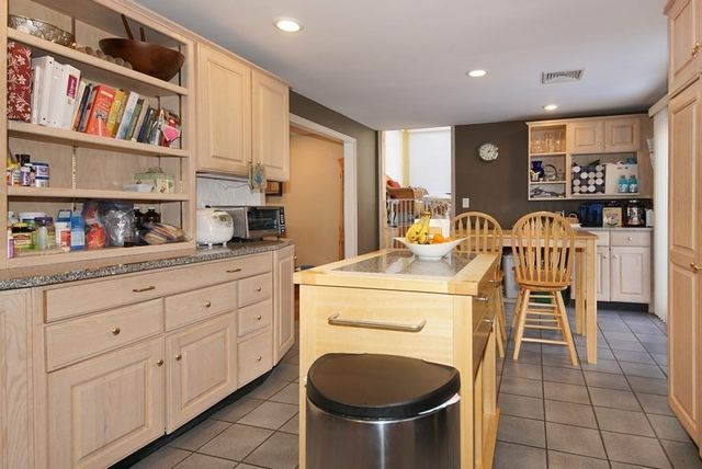 39 Locust St, Burlington, MA 01803
